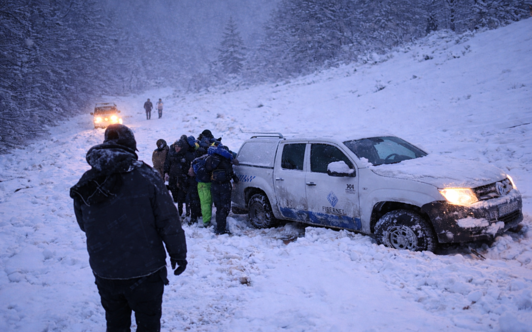 Подвиг на Бистра: Спасени двајца вработени на мобилен оператор по цела ноќ во снежно „заложништво“
